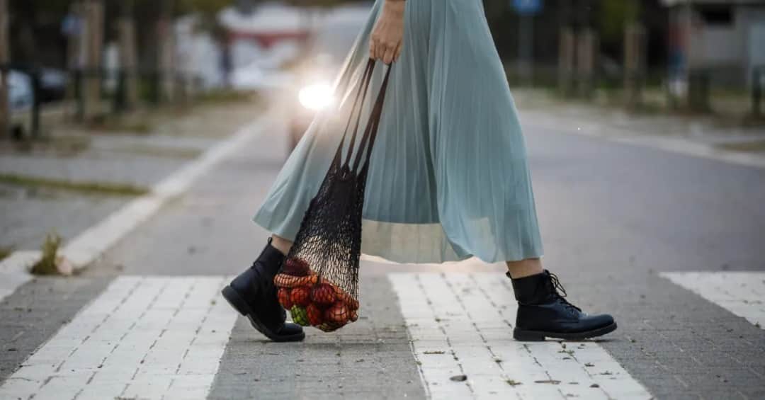 Jak nosić spódnicę plisowaną: stylowe zestawienia na każdą okazję