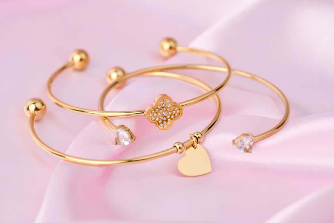 Jaka biżuteria do koronkowej sukni ślubnej, aby wyglądać olśniewająco?