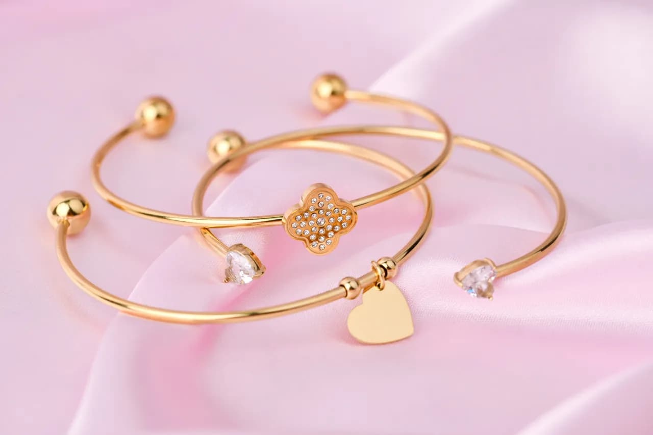 Jaka biżuteria do koronkowej sukni ślubnej, aby wyglądać olśniewająco? Jaka biżuteria do koronkowej sukni ślubnej, aby wyglądać olśniewająco?