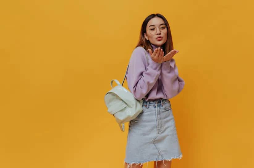 Jaką bluzkę do jeansowej spódnicy wybrać, by wyglądać stylowo?