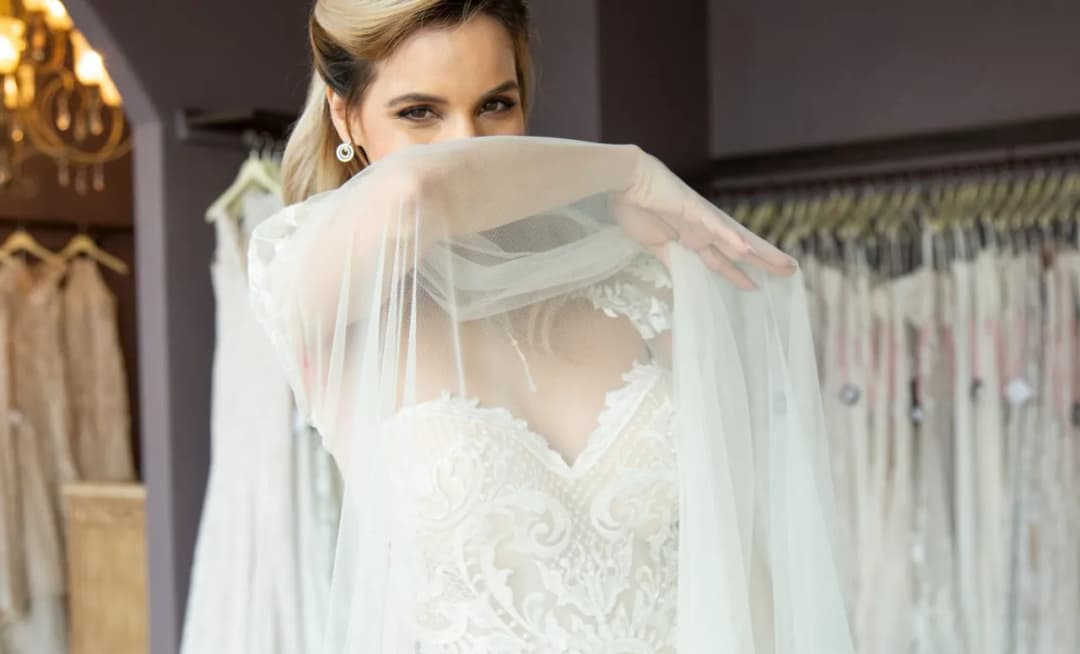 Jak wybrać idealny welon do satynowej sukni, aby zachwycać? Jak wybrać idealny welon do satynowej sukni, aby zachwycać?